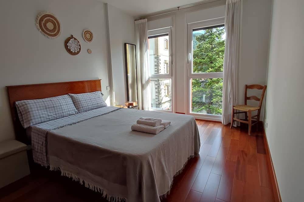 Entire apartment, El Pisito de Marboré. Charming, with views, comfortable and centrally located near the river. in Boltaña, Spanish Pyrenees