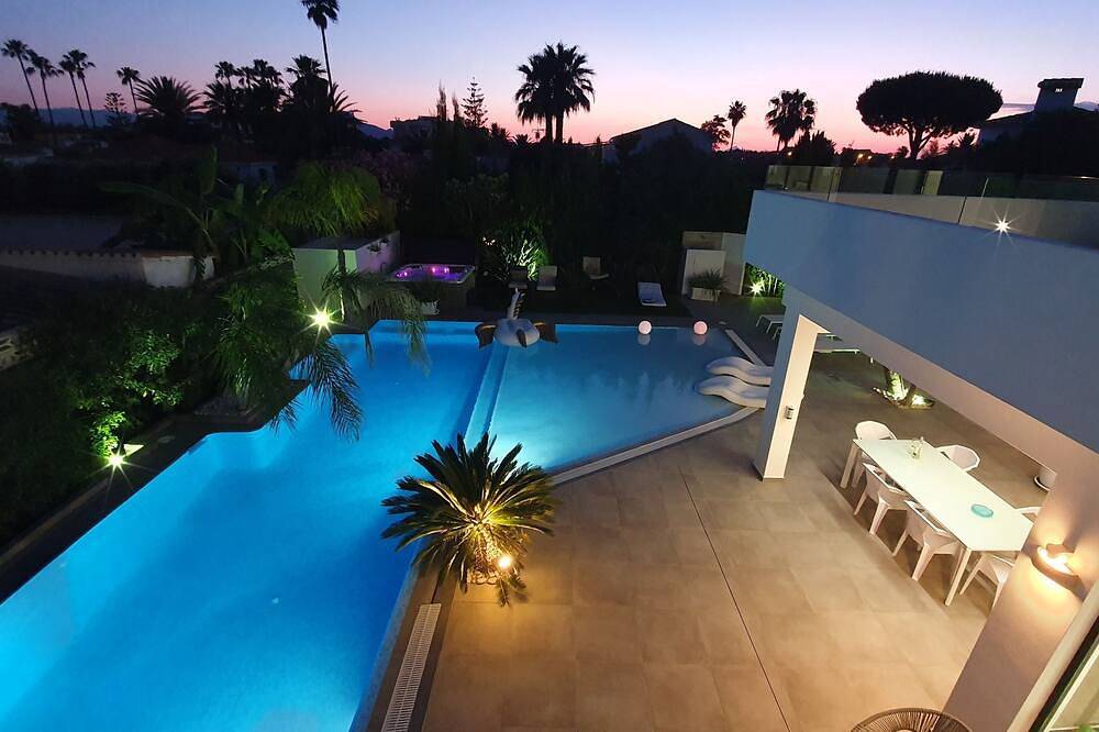 New! Villa moderne en front de mer avec immense piscine, jacuzzi, Barbacoa&vues in Las Marinas, Dénia
