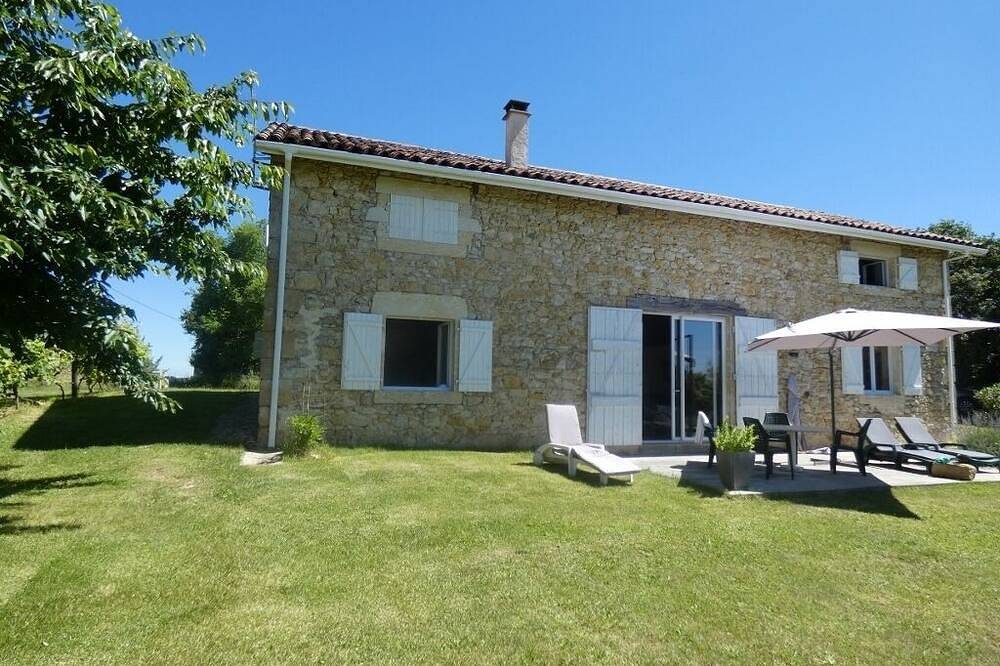 Grange en pierre aménagée en gite proche de Condom au calme dans un petit hameau in Larressingle, Gers