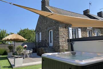 Gîte pour 2 personnes, avec jardin ainsi que terrasse et jacuzzi à Pleudihen-sur-Rance