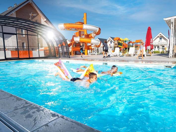 Dom dla 8 osób, z jacuzzi i balkon oraz basen, Dla rodziny w Sarbinowo