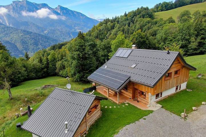 Gîte pour 14 personnes, avec Balcon ainsi que Jacuzzi et Jardin à Serraval