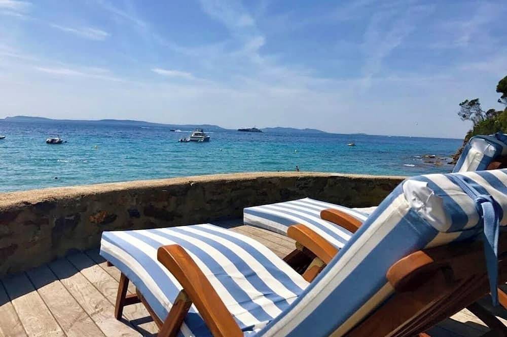 Beachfront Renovated Villa French Riviera - Premium Service : Cook & Housekeeper in Rayol-Canadel-sur-Mer, Côte méditerranéenne (France)