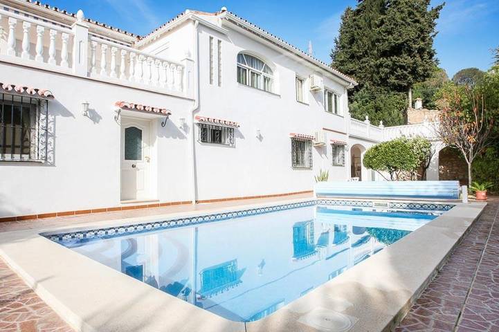 Casa para 6 personas, con piscina y balcón además de sauna y jardín en Benalmádena