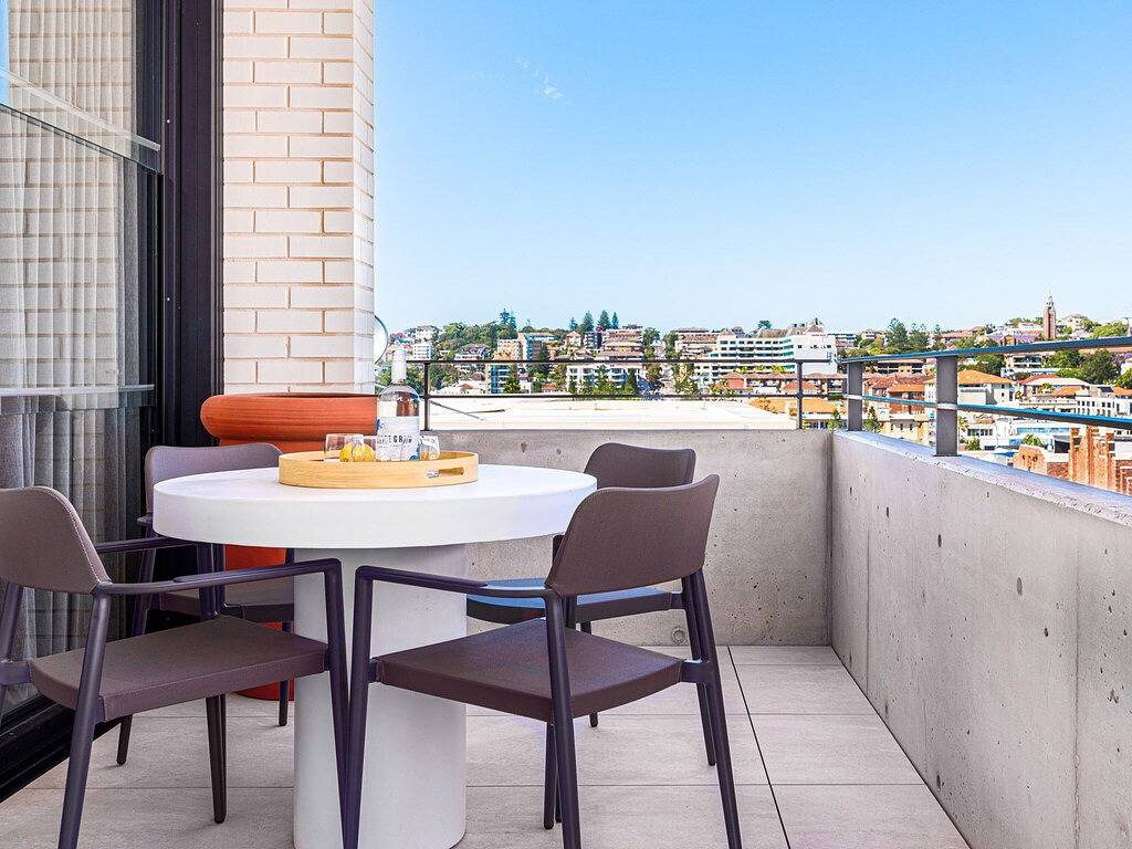 Ganze Wohnung, The Arden 6 Coogee. New Large Village View Balcony Apartment , Meters to Beach in Sydney, New South Wales