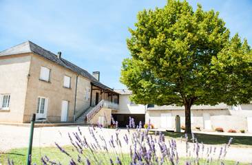 Gîte pour 9 personnes, avec terrasse ainsi que piscine et jardin à Peyrignac