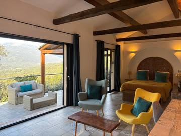 Location de vacances pour 2 personnes, avec jardin ainsi que vue et terrasse à Viggianello