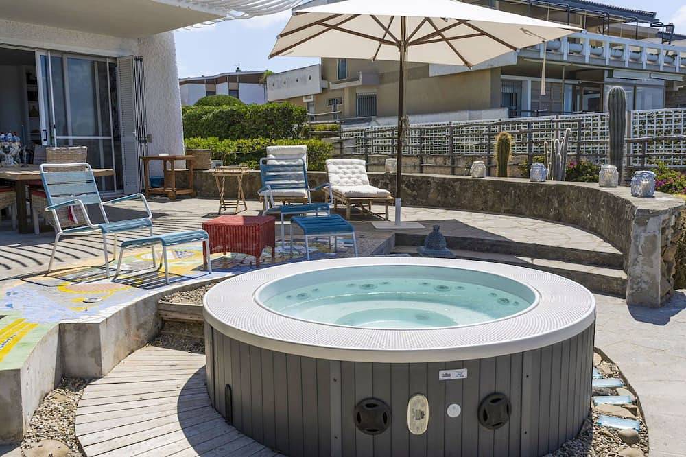 Wonderful private villa for 8 people with Wifi, A/C, hot tub, Tv, terrace and pets allowed in Santa Marinella, Rome Province