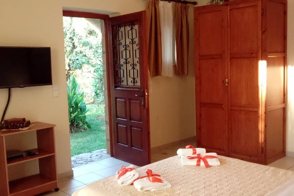 Geheel appartement, Daphne Gezinsvriendelijke appartement met grote tuin, op slechts 700 meter van het strand in Stoupa, Messenia