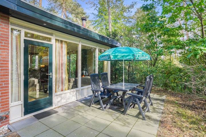 Bungalow voor 4 personen, met balkon/terras en terras in Hoenderloo