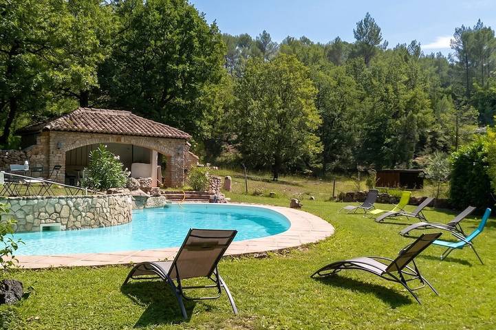 Location de vacances pour 9 personnes, avec terrasse et jardin, animaux acceptés à Montferrat