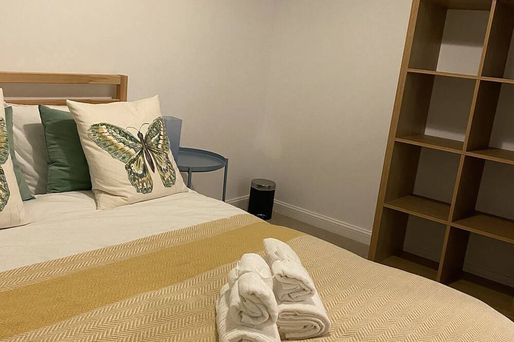 Serenity by the Canal House near City Centre with 2 Parking ( Sleeps 5 ) in Coventry, Birmingham Area