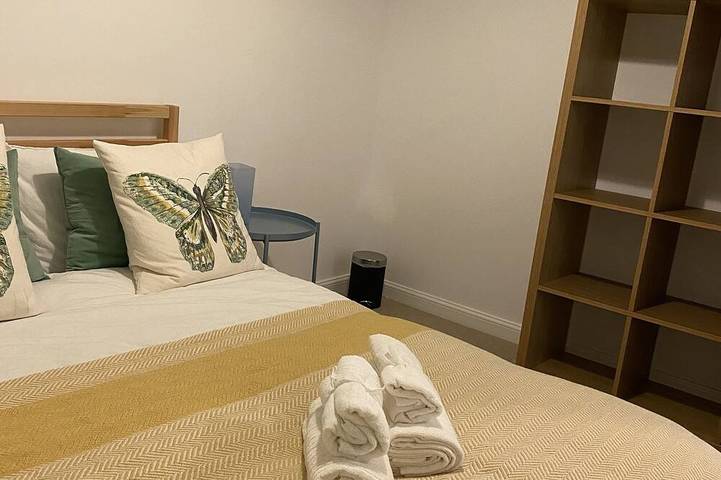 Serenity by the Canal House near City Centre with 2 Parking ( Sleeps 5 ) in Coventry, Birmingham y alrededores