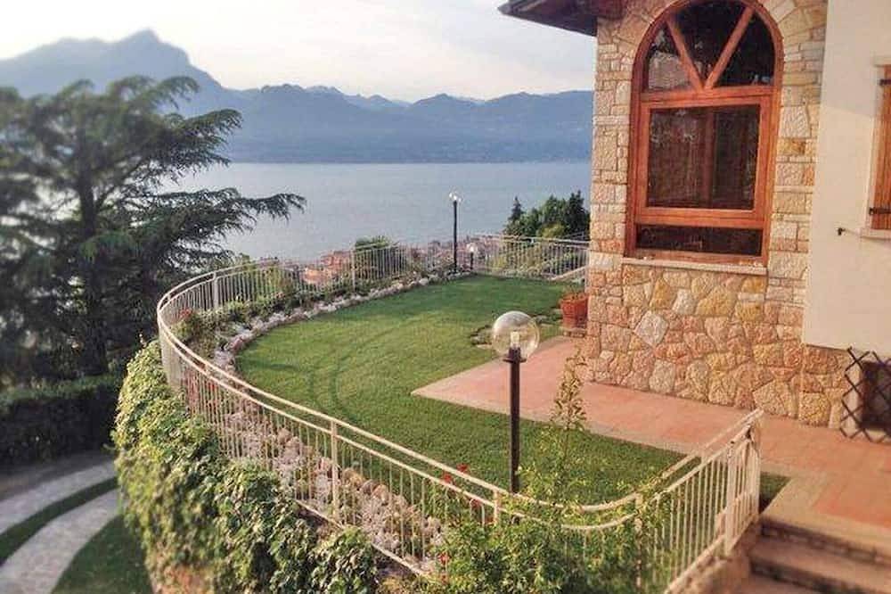 Villa pour 17 Personnes dans Torri del Benaco, Montagnes autour du lac de Garde