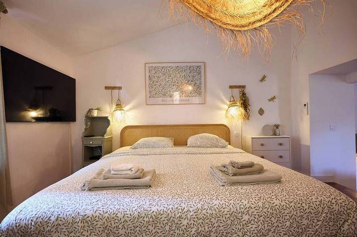 Location de vacances pour 4 personnes, avec jacuzzi dans Office De Tourisme De Bormes Les Mimosas - Le Port - 3