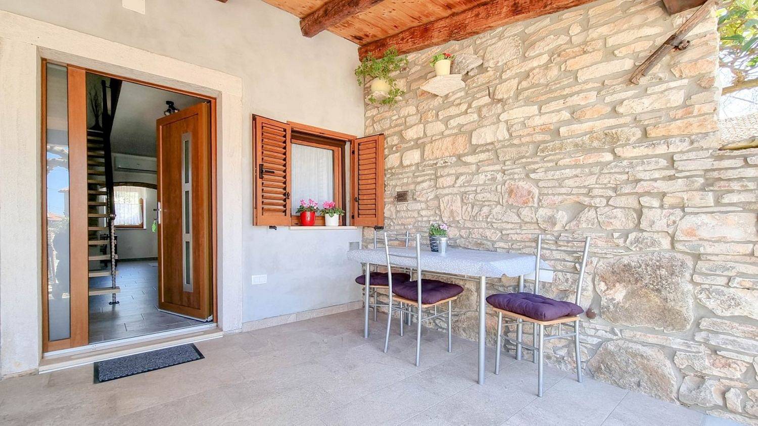 Ganze Wohnung, Mediterranes und hundefreundliches Apartment nur 600 Meter zum Strand in Novigrad, Umag und Umgebung