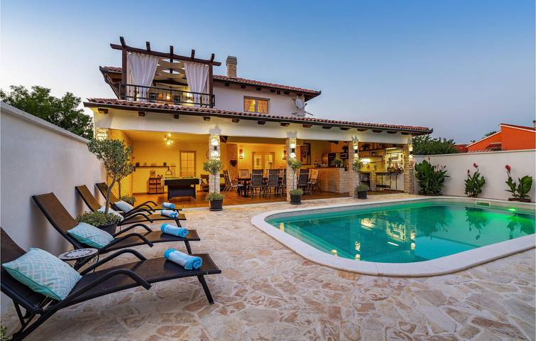 Appartement moderne d'une chambre avec piscine chauffée, à 1 km de la plage in Nin, Région de Zadar