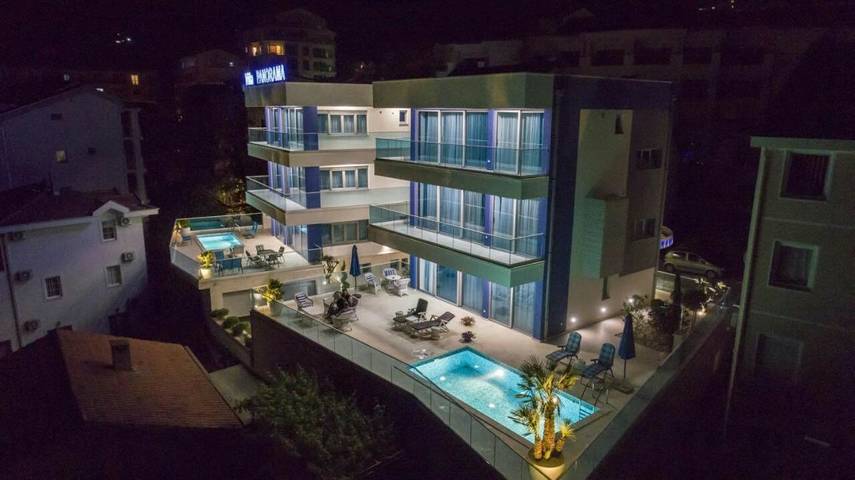 Location de vacances pour 12 personnes, avec vue ainsi que piscine et jardin à Budva