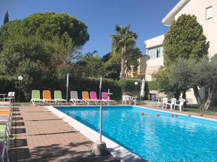 Apartahotel para 2 personas, con jardín además de terraza y piscina, Se admiten mascotas en Liguria
