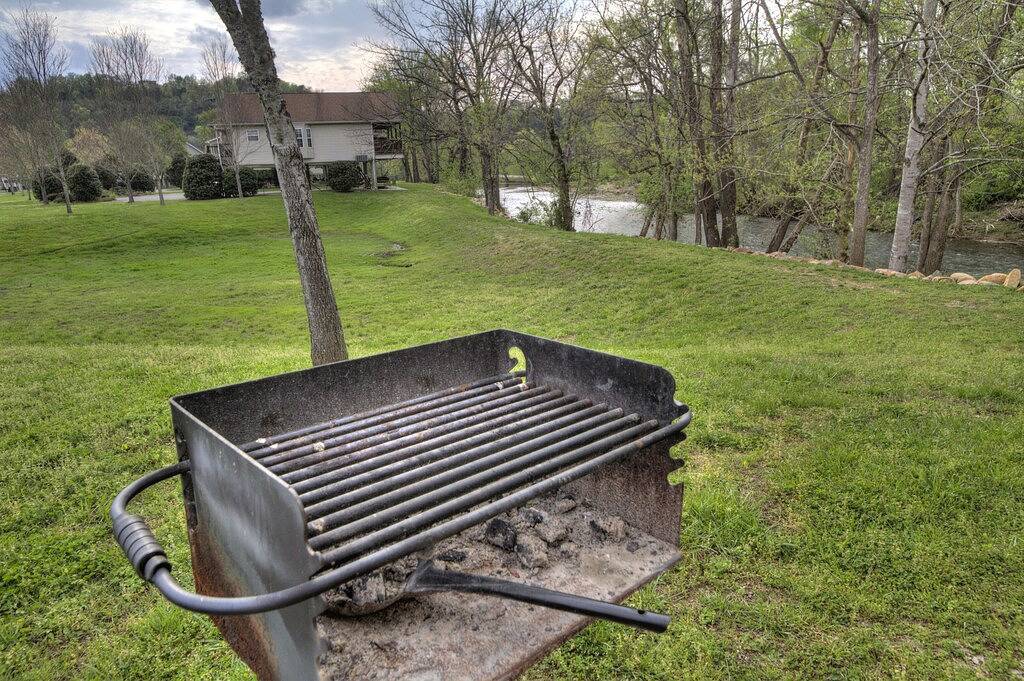 Wasser mit Whirlpool, Grill, Picknick-Tisch und Fischen-W 2 King Master-Suiten in Pigeon Forge, Sevier County