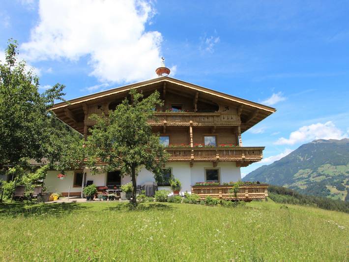 Ferienwohnung für 8 Personen, mit Balkon und Garten sowie Ausblick im Zillertal