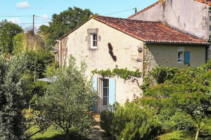 Gîte pour 5 personnes, avec terrasse et jardin à Torxé