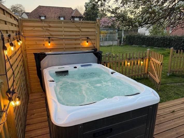 Maison de vacances pour 2 personnes, avec Jacuzzi et Terrasse ainsi que Jardin et Piscine