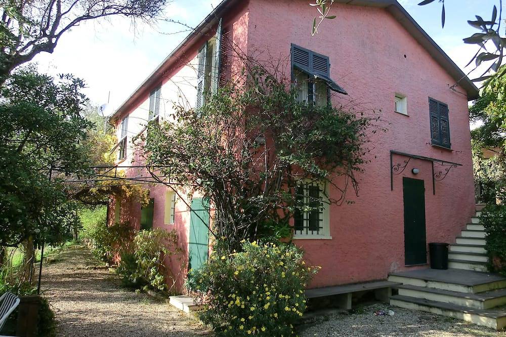 Delightful 4-bedroom villa in private olive grove with Wifi in Chiavari in Chiavari, Riviera di Levante