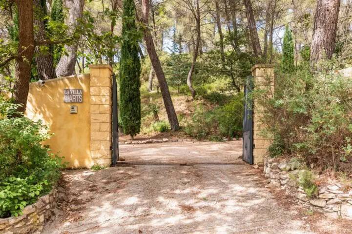 Location de vacances pour 10 personnes, avec jardin ainsi que piscine et terrasse à Rognes - 3