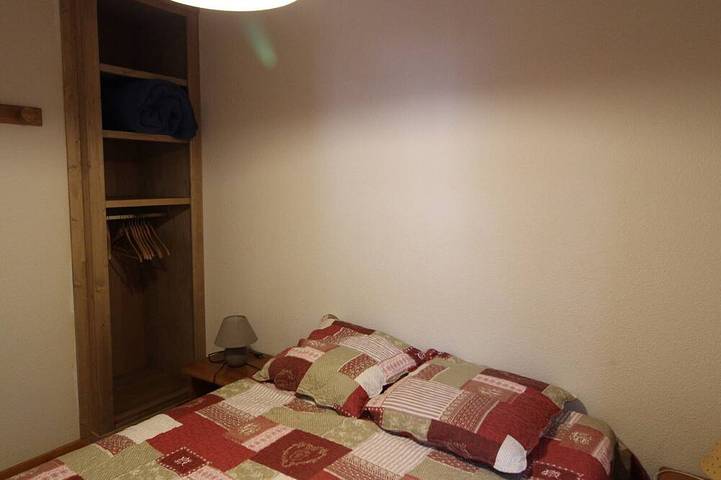 Appartement entier, Appartement cosy, 5 pers, centre village, proche pistes, balcon, parking, WIFI, draps inclus in Lanslevillard, Région de Saint-Jean-de-Maurienne