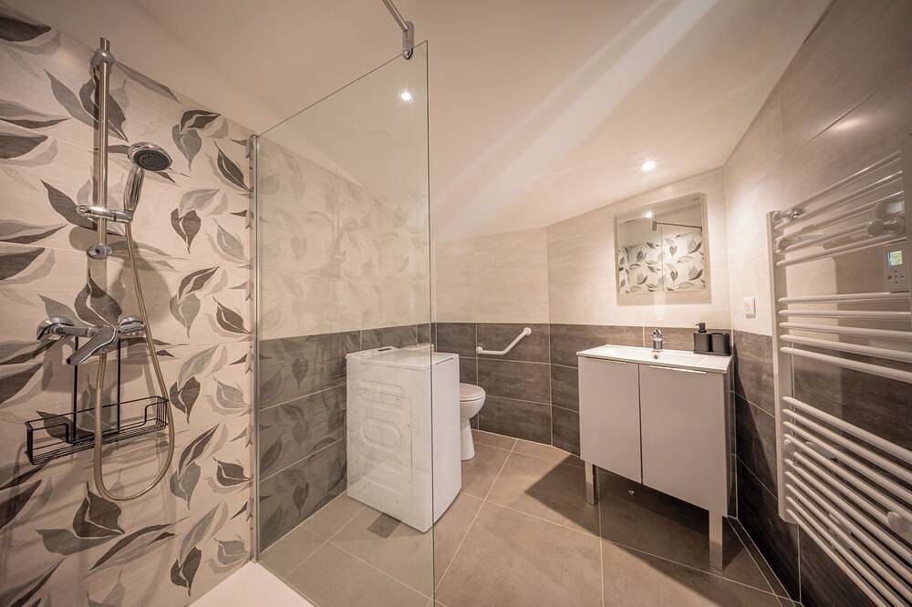 Appartement entier, Appartement neuf climatisé avec terrasse, proche centre thermal & voie verte in Le Poujol-sur-Orb, Région de Béziers