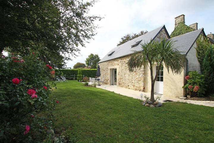 Gîte pour 2 personnes, avec terrasse ainsi que jardin et piscine dans Gare De Sottevast - 2