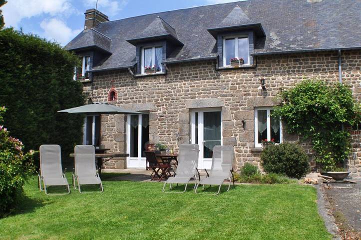 Location de vacances pour 14 personnes, avec vue ainsi que jardin et piscine à Fougerolles-du-Plessis - 4