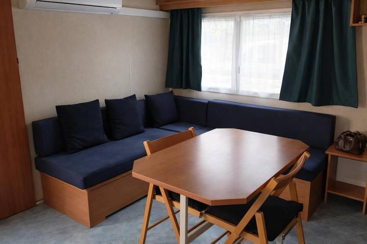 Camping pour 6 personnes, avec jardin ainsi que piscine et terrasse, animaux acceptés