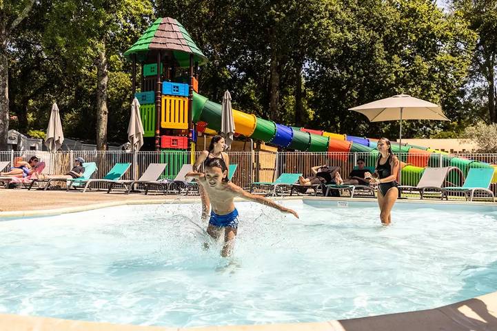 Camping pour 4 personnes, avec piscine et terrasse