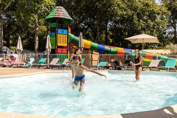 Mobil home pour 4 personnes, avec terrasse et piscine à Saint-Sulpice-de-Royan