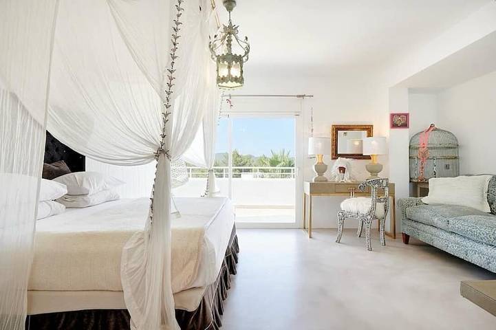 Amarantos villa: Infinity Pool & Mountain Views, 6 bedrooms, AC & WiFi in Siesta, Santa Eulària des Riu