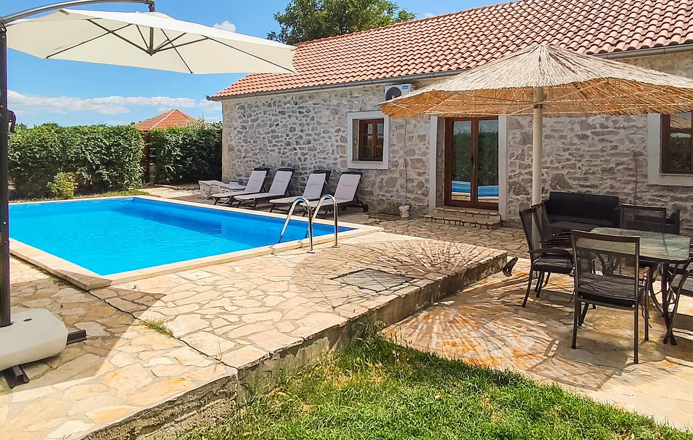Reizende 1-Zimmer-Ferienwohnung mit Pool, Terrasse und WLAN in Grad Benkovac, Zadar