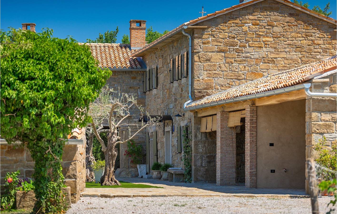 Geräumige 2-Zimmer-Wohnung mit Pool und Garage – WLAN inklusive! in Buzet, Zentralistrien