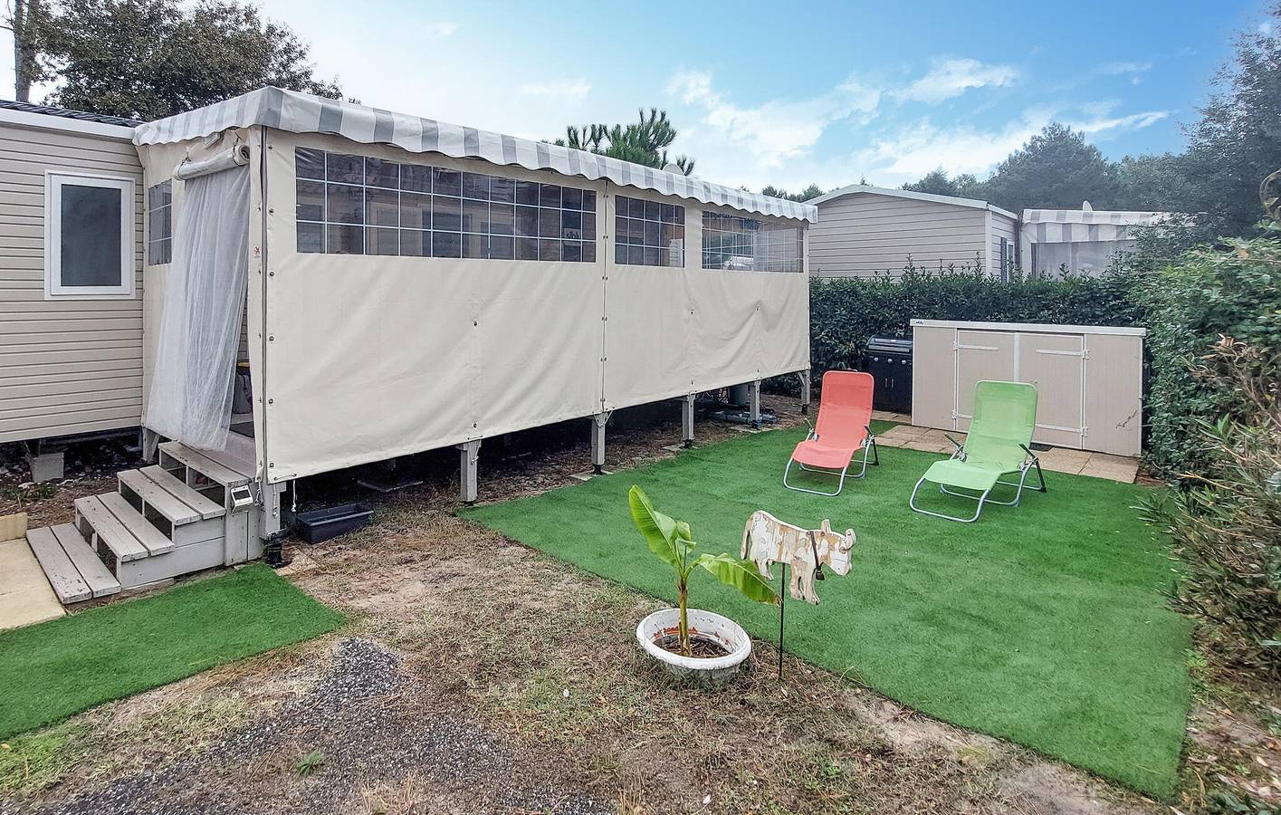 Mobil-home confortable avec Wi-Fi, parking, jardin, à 400 m d'un restaurant in Saint-Julien-en-Born, Côte d’Argent