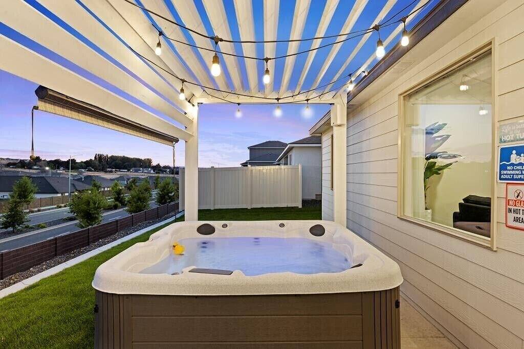 New house!! Outdoor Hot tub with beautiful sunset views in Kennewick, Washington