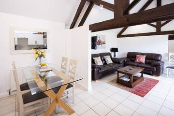 Vacation Rental for 5 Guests in Chippenham, The Cotswolds, Picture 1