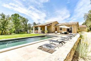 Location de vacances pour 8 personnes, avec jardin, adapté aux familles à Lourmarin