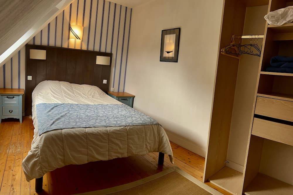 Independent Bellilois style house 2 to 8 people, near the sea. in Locmaria, Côte des Mégalithes