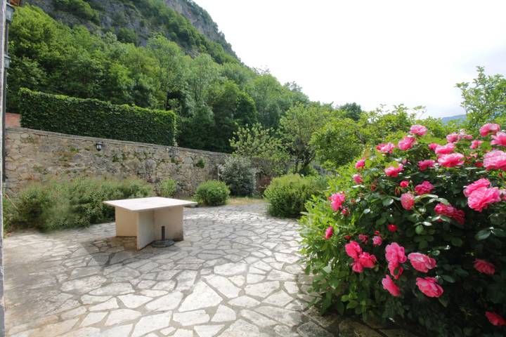 Location de vacances pour 10 personnes, avec jardin et terrasse à Yenne - 2