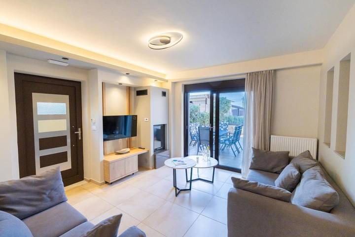 Gîte pour 6 personnes, avec Balcon et Jacuzzi ainsi que Terrasse et Vue dans Stalos