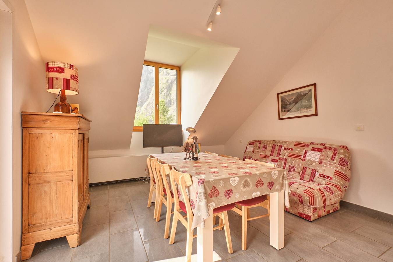 Appartement entier, Appartement "Solarlu" avec vue sur les montagnes, terrasse privée et Wi-Fi in Le Bourg-d'Oisans, Parc national des Écrins