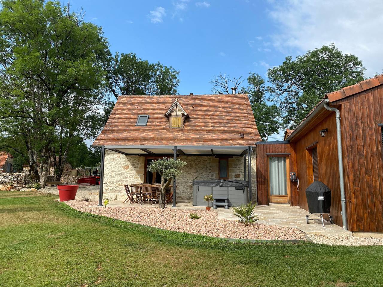 Gîte de caractère en pierre avec son Jacuzzi proche Rocamadour et gouffre de Padirac in Assier, Quercy