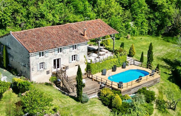 Gîte pour 13 personnes, avec jardin ainsi que piscine et terrasse à Saint-Laurent-de-Belzagot