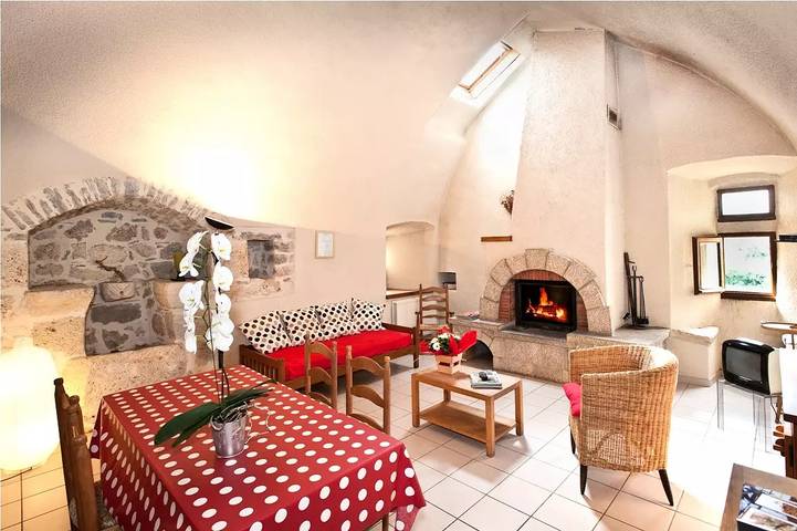 Gîte pour 3 personnes, avec piscine et jardin, animaux acceptés